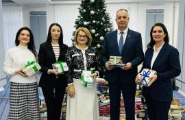 Cărți dăruite din inimă pentru copiii Moldovei, în cadrul campaniei „Biblioteca de sub brad”