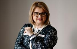 La mulți ani prosperi, cu respect și considerație pentru doamna directoare Diana Manea