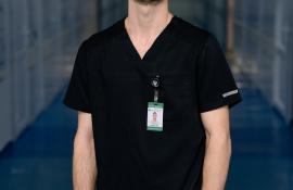 „O alegere conștientă”: povestea lui Cătălin Costîliov, asistent medical în Secția Reanimare